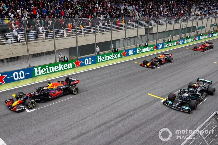 Max Verstappen, Red Bull Racing RB16B, Valtteri Bottas, Mercedes W12, Sergio Pérez, Red Bull Racing RB16B, y el resto del campo en la salida