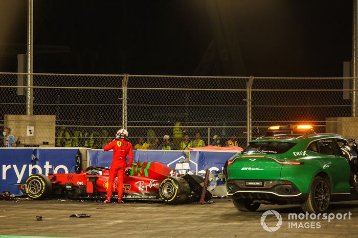 Choque de Charles Leclerc, Ferrari SF21 en la FP2