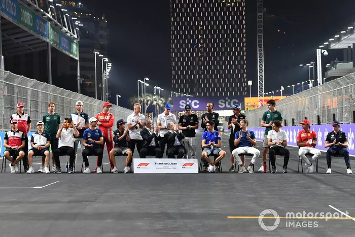 Stefano Domenicali, director general de la Fórmula 1, Jean Todt, presidente de la FIA, los pilotos de la F1 de 2021 en la parrilla 