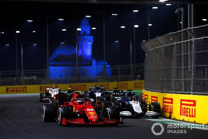 Carlos Sainz Jr., Ferrari SF21, George Russell, Williams FW43B, Lance Stroll, Aston Martin AMR21, y Nicholas Latifi, Williams FW43B