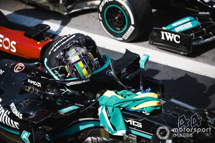 Ganador Lewis Hamilton, Mercedes, celebra en Parc Ferme