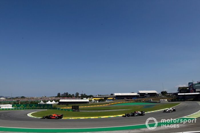 Max Verstappen, Red Bull Racing RB16B, Lewis Hamilton, Mercedes W12, y Mick Schumacher, Haas VF-21