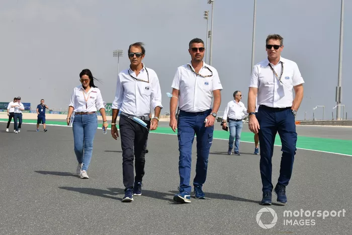 Michael Masi, director de carrera, recorre la pista