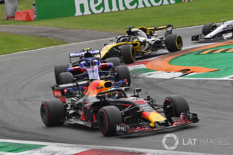 Daniel Ricciardo, Red Bull Racing RB14, Pierre Gasly, Scuderia Toro Rosso STR13 y Nico Hulkenberg, Renault Sport F1 Team RS 18