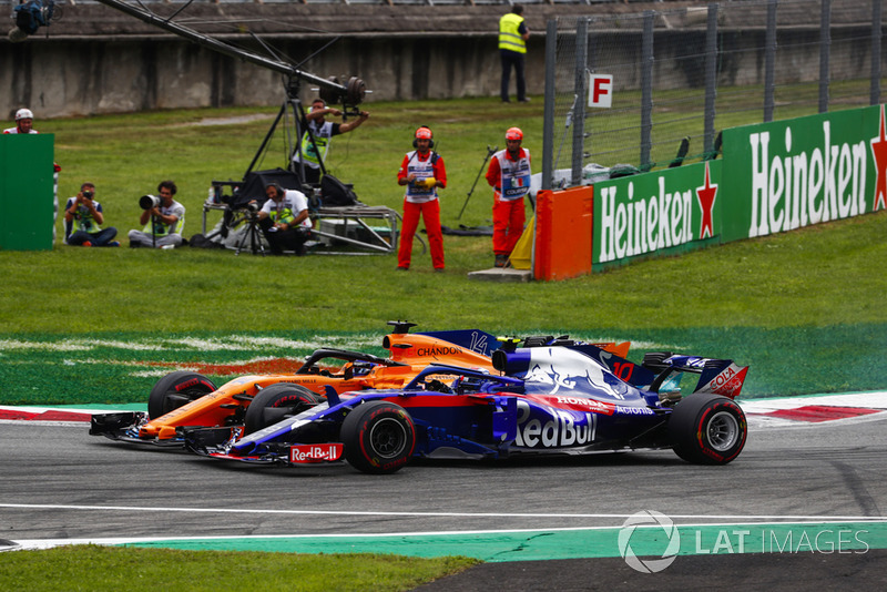 Fernando Alonso, McLaren MCL33, y Pierre Gasly, Toro Rosso STR13, rueda a rueda