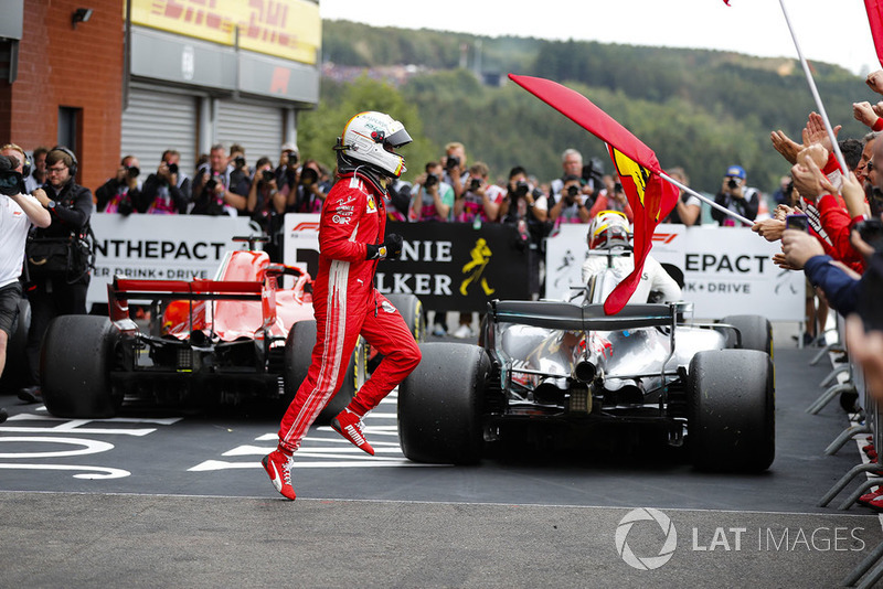 Sebastian Vettel, Ferrari, merayakan kemenangan di parc ferme