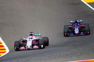 Sergio Perez, Racing Point Force India VJM11, devant Brendon Hartley, Toro Rosso STR13
