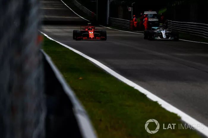 Kimi Raikkonen, Ferrari SF71H y Valtteri Bottas, Mercedes AMG F1 W09 