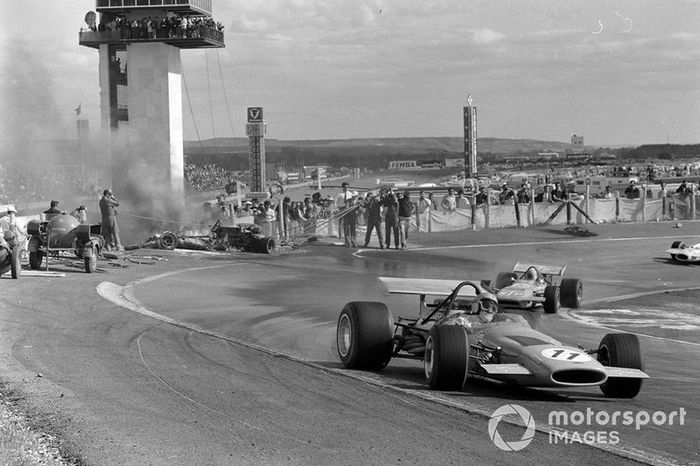 Bruce McLaren, McLaren M14A Ford, Mario Andretti, March 701 Ford, pasa a los oficiales trabajando para extinguir un coche en llamas
