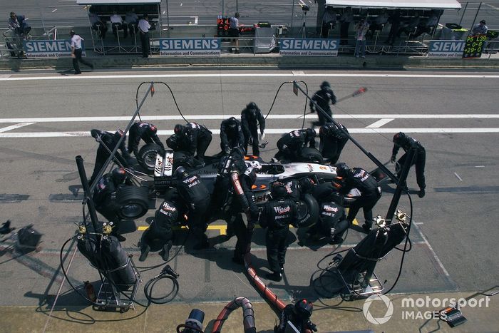 David Coulthard, McLaren MP4-15, pit stop
