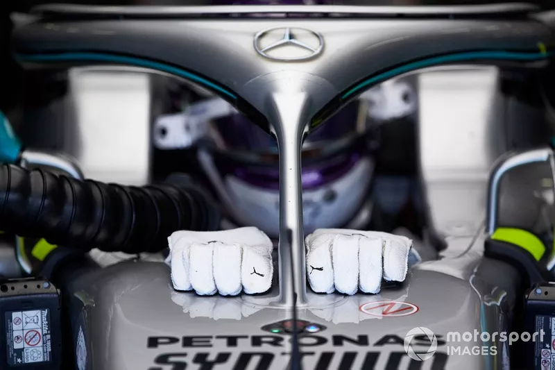 Guantes de Lewis Hamilton en el Mercedes W09
