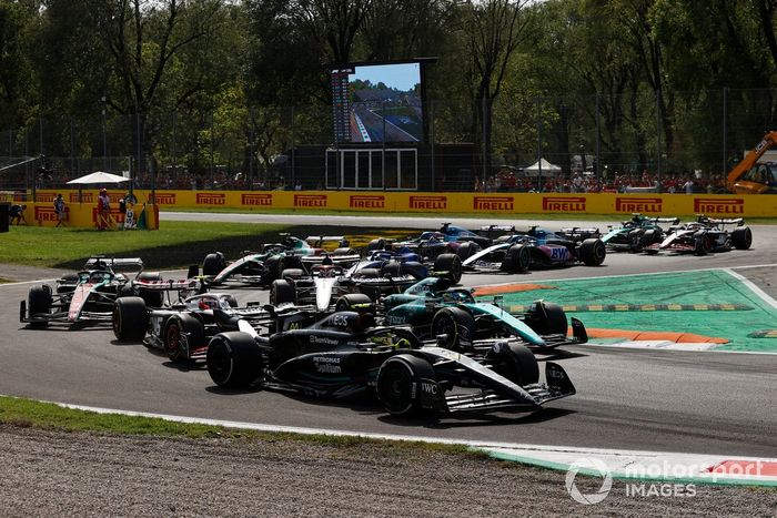 Lewis Hamilton, Mercedes F1 W14, Fernando Alonso, Aston Martin AMR23, Nico Hulkenberg, Haas VF-23, el resto de la parrilla.