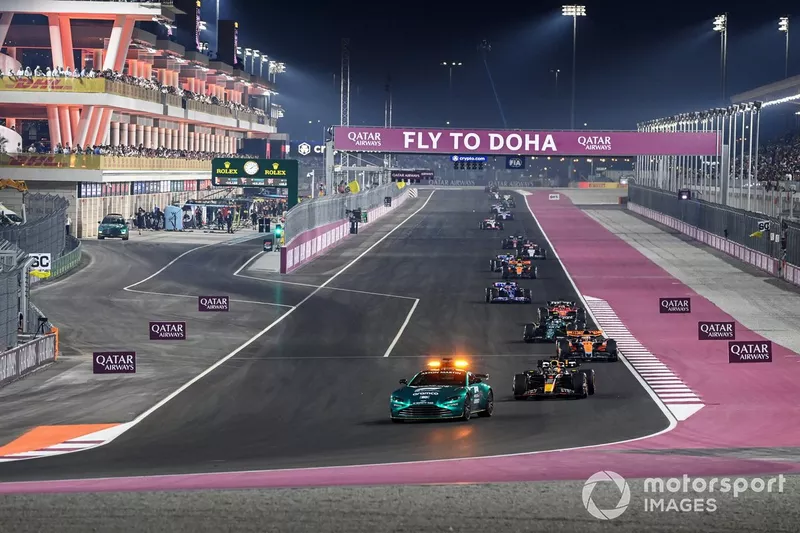 La Safety Car Max Verstappen, Red Bull Racing RB19, Oscar Piastri, McLaren MCL60, Fernando Alonso, Aston Martin AMR23, il resto dello schieramento