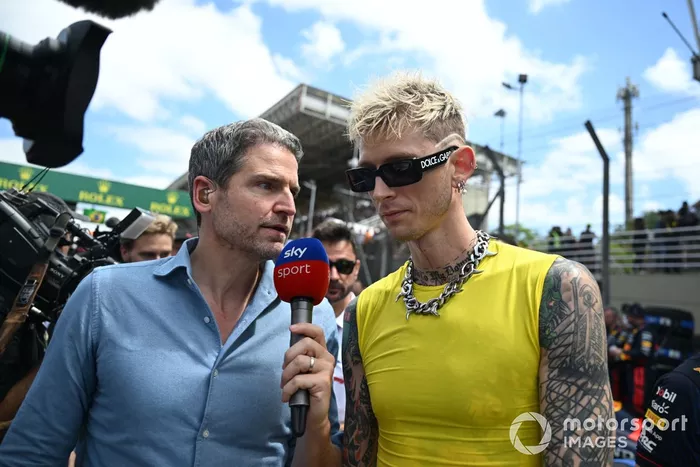 Coulson Baker, alias Machine Gun Kelly, en la parrilla