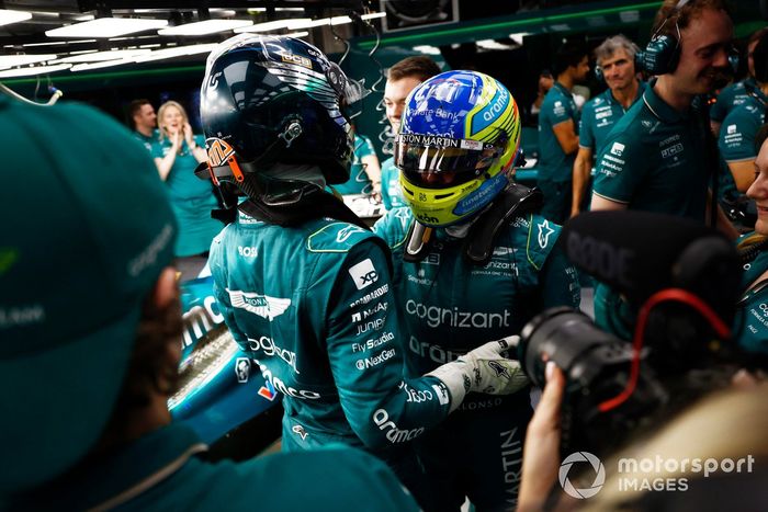 Lance Stroll, Aston Martin F1 Team, Fernando Alonso, Aston Martin F1 Team, en el garaje tras la clasificación