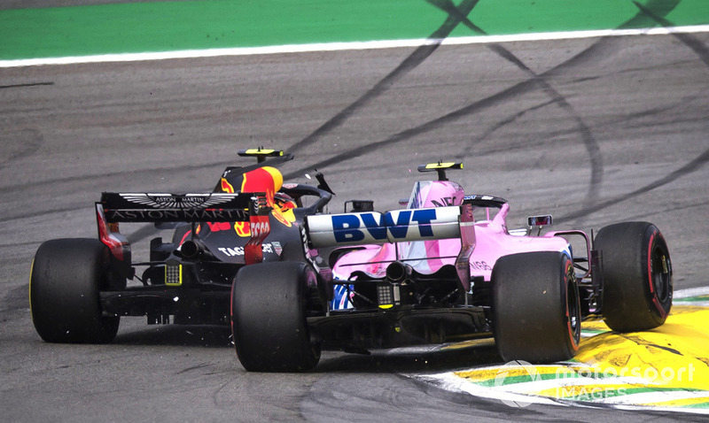 Le vainqueur Max Verstappen, Red Bull Racing RB14 percute Esteban Ocon, Racing Point Force India VJM11