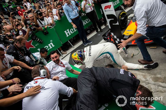 Las barreras se derrumban cuando Lewis Hamilton, Mercedes AMG F1 celebra con su mecánica en el Parc Ferme.