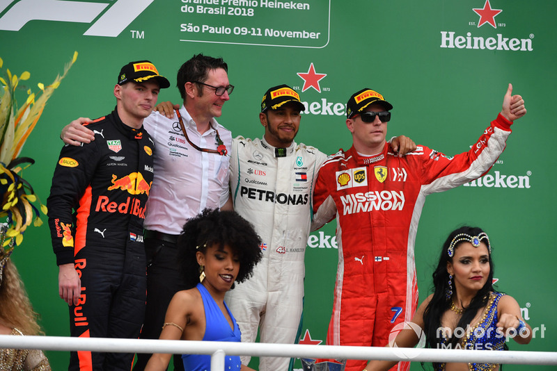 Max Verstappen, Red Bull Racing, Andy Shovlin, Ingeniero Jefe de Mercedes-AMG F1, Lewis Hamilton, Mercedes AMG F1 y Kimi Raikkonen, Ferrari celebran en el podio con las chicas de samba