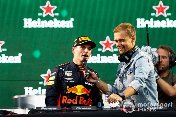 Max Verstappen, Red Bull Racing, 1ª posición, con el DJ Armin van Buuren después de la ceremonia del podio