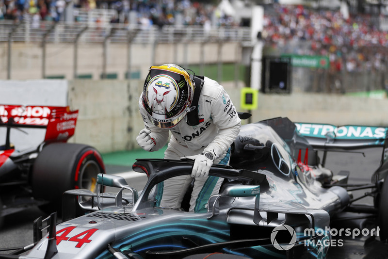 Lewis Hamilton, Mercedes AMG F1, festeggia la pole nel parco chiuso