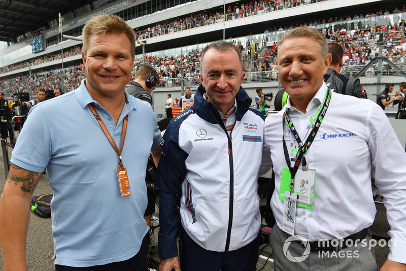 Boris Rotenberg, Paddy Lowe, actionnaire et directeur technique de Williams Shareholder et Mika Salo sur la grille