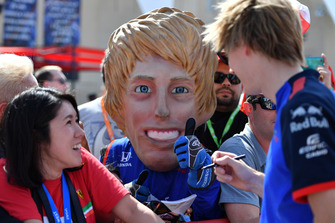 Brendon Hartley, Scuderia Toro Rosso con una caricatura di se stesso