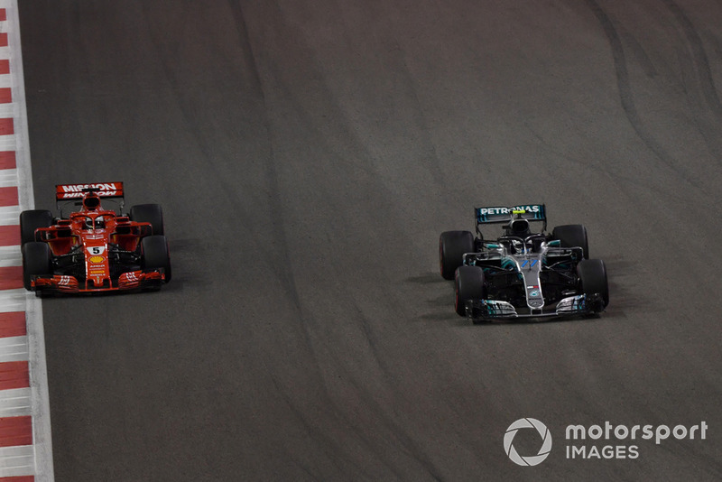 Sebastian Vettel, Ferrari SF71H lotta con Valtteri Bottas, Mercedes-AMG F1 W09