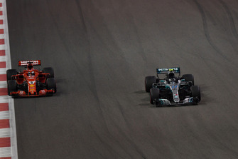 Sebastian Vettel, Ferrari SF71H lotta con Valtteri Bottas, Mercedes-AMG F1 W09