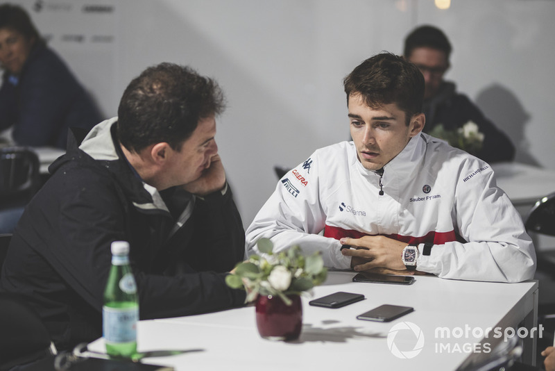 Charles Leclerc, Alfa Romeo Sauber F1 Team, parla con James Allen