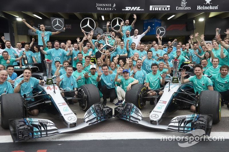 Lewis Hamilton, Valtteri Bottas, Toto Wolff, Mercedes AMG F1 con el equipo