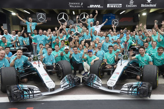 Lewis Hamilton, Valtteri Bottas, Toto Wollf, Mercedes AMG F1 met het team