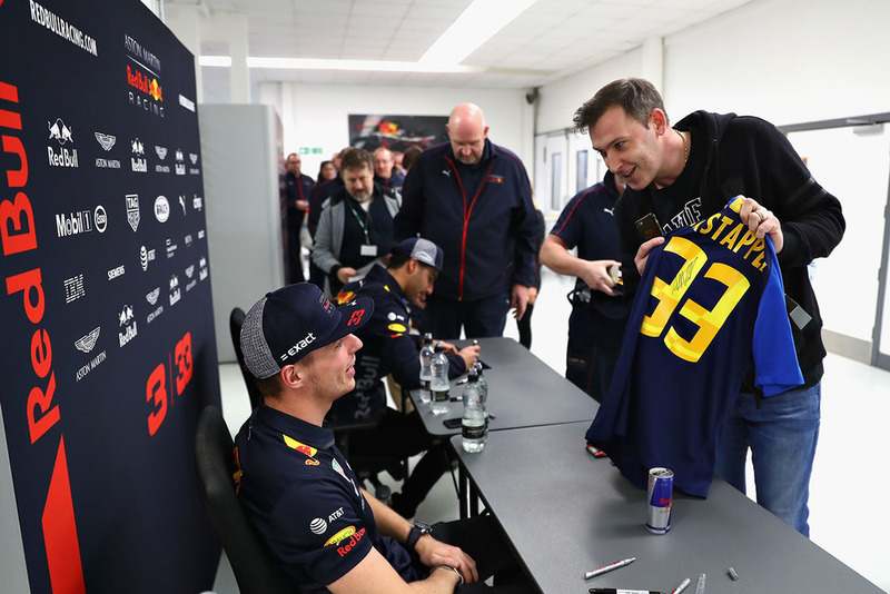 Max Verstappen, Red Bull Racing e Daniel Ricciardo, Red Bull Racing, parlano con i membri del team Red Bull Racing