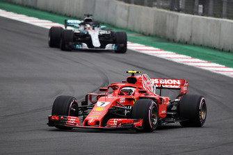 Kimi Raikkonen, Ferrari SF71H et Lewis Hamilton, Mercedes AMG F1 W09 EQ Power+