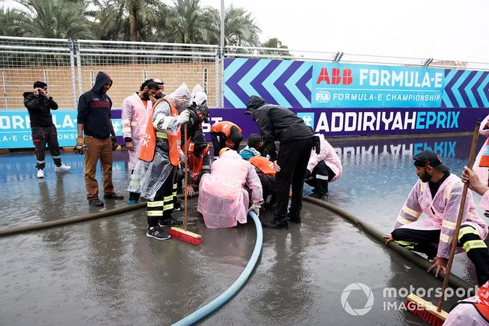 Oficiales sacan el agua de la pista