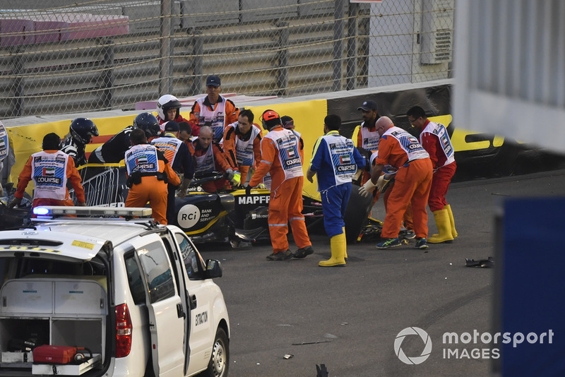 Medics and marshals assist Nico Hulkenberg, Renault Sport F1 Team R.S. 18 who crashed and rolled on lap one 