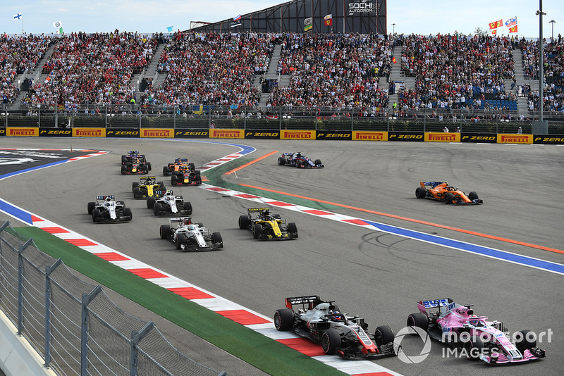 Sergio Perez, Racing Point Force India VJM11, Romain Grosjean, Haas F1 Team VF-18 y Marcus Ericsson, Sauber C37