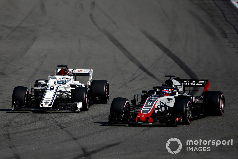 Marcus Ericsson, Sauber C37 and Romain Grosjean, Haas F1 Team VF-18 battle