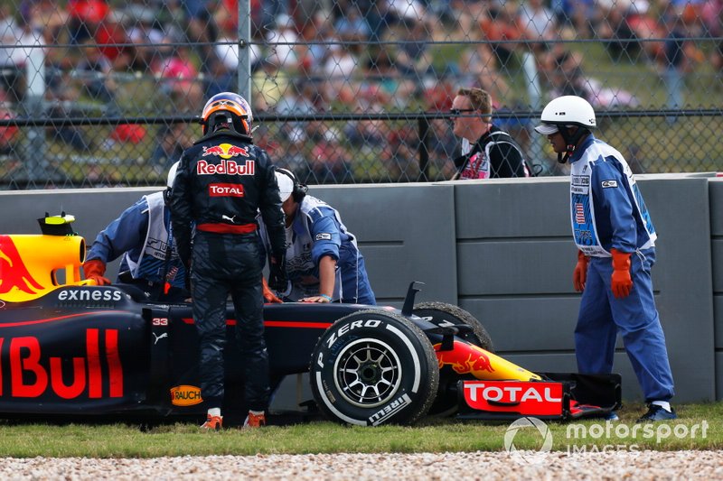 Max Verstappen, Red Bull Racing RB12, lascia la sua monoposto dopo la rottura