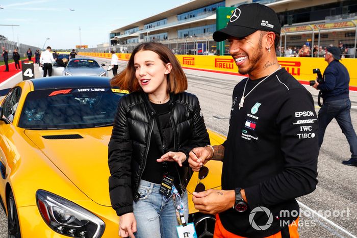 La actriz y modelo Millie Bobby Brown consigue un viaje de HotLaps con Lewis Hamilton, Mercedes AMG F1