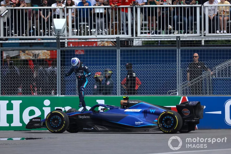 Logan Sargeant, Williams FW45, abbandona la sua vettura dopo il ritiro dalla gara