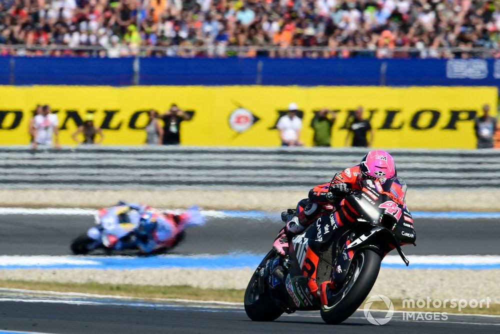 Aleix Espargaró, Aprilia Racing Team, con el ala derecha de su moto completamente partida y colgando