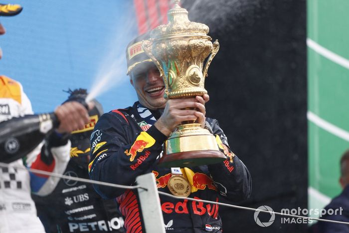 Max Verstappen, Red Bull Racing, 1ª posición, con el trofeo de vencedor.