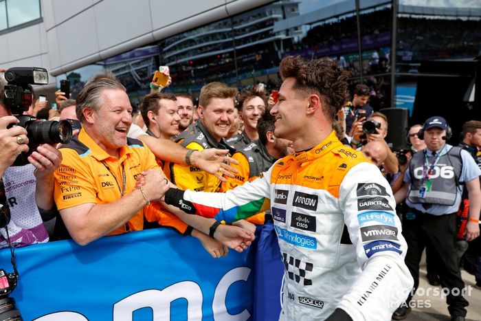 Zak Brown, CEO, McLaren Racing, Lando Norris, McLaren, 2ª posición, celebran en Parc Ferme