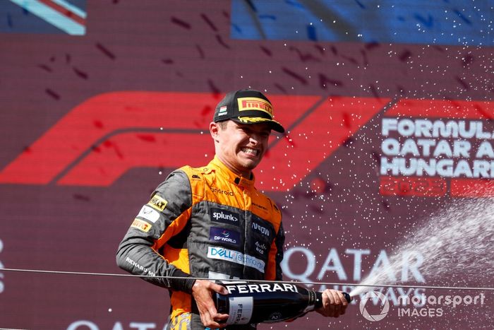Lando Norris, McLaren, 2ª posición, rocía Champán en el podio