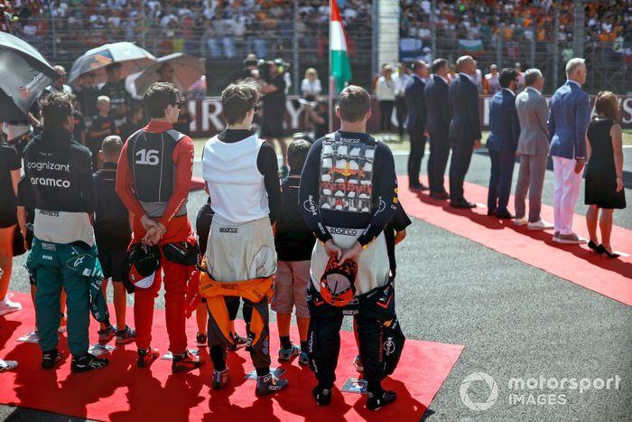 Fernando Alonso, Aston Martin F1 Team, Charles Leclerc, Scuderia Ferrari, Oscar Piastri, McLaren, Max Verstappen, Red Bull Racing, en la parrilla para el himno nacional antes de la salida.