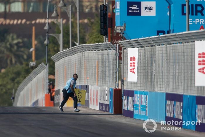 Un comisario retira restos de la pista en Ad Diriyah