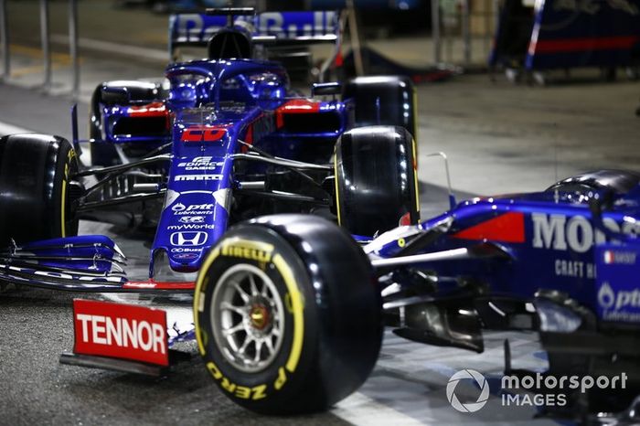 El Toro Rosso STR14 en el pit lane