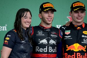 Podium: Racewinnaar Max Verstappen, Red Bull Racing, tweede plaats Pierre Gasly, Toro Rosso, Hannah Schmitz, Red Bull Racing strategy engineer