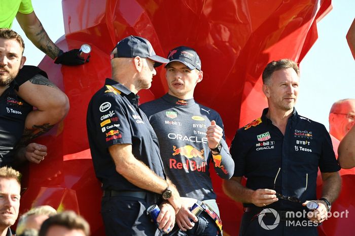 Adrian Newey, director de tecnología de Red Bull Racing, Max Verstappen, Red Bull Racing, 1ª posición, Christian Horner, director del equipo, Red Bull Racing, celebran con su equipo