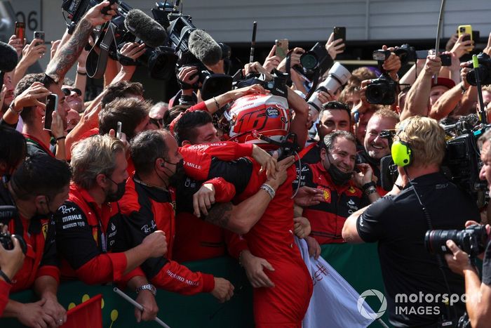 Charles Leclerc, Ferrari, 1ª posición, con el equipo Ferrari Celebra en el Parc Ferme